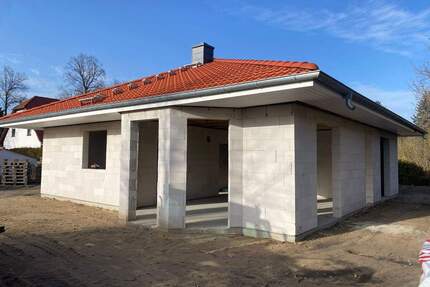 Bungalow am Stadtrand von Falkensee Richtung Berlin Staaken, massiv im Rohbau