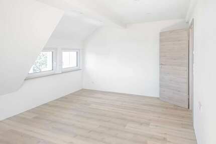 Hochwertig sanierte 2-Zimmer-Dachgeschosswohnung mit Balkon - Esslingen am Neckar