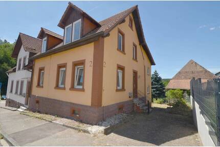 CHARMANTE DOPPELHAUSHÄLFTE mit Nebengebäude und Garten - Waldbronn Busenbach