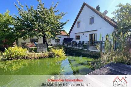 Wie ein Haus am See: Einfamilienhaus (Bj. 1993) mit Traumgarten und Garage in Lauf-Kuhnhof