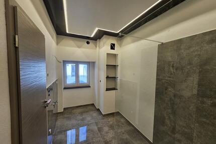 Kernsaniert 2Zimmer - 850,00&nbsp;EUR Kaltmiete, ca.&nbsp; 80,00&nbsp;m&sup2; in Hofheim in Unterfranken (PLZ: 97461)