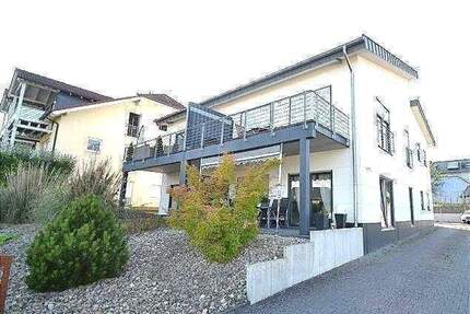 Frei ab 01.07.2026 3 Zimmerwohnung im 1. Obergeschoss (Dachgeschoss) Balkon Einbauküche Erdwärmepumpe - Fußbodenheizung - Tawern