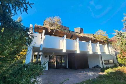 Architektenhaus in Hanglage: viel Platz, Ruhe & Potential - Leonberg