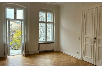 Atemberaubende 5-Zimmer-Altbauwohnung im Erstbezug nach Modernisierung mit EBK I 2 Balkonen I 2 Bädern - Berlin Mitte