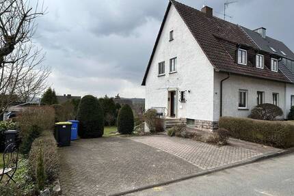 Solide Doppelhaushälfte mit großzügigem Garten und Entwicklungspotenzial in ruhiger Lage von Warburg