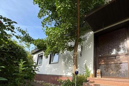 Freistehender Winkel-Bungalow. Ruhiger Wohnlage in Würzburg