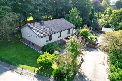 Viel Platz und Potenzial: Haus mit Terrasse, Vollkeller, Tiefgarage und einem schönen Grundstück - Dellstedt