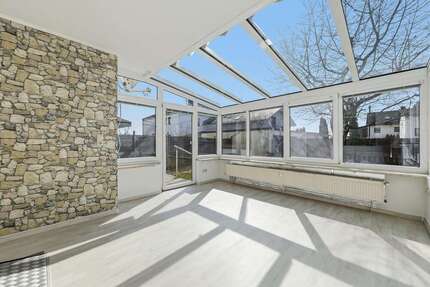 Haus zum Kaufen in Hallbergmoos 695.000,00 € 221 m²