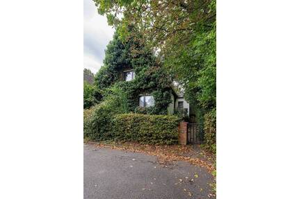 Sanierungsbedürftiges Einfamilienhaus auf großem Grundstück mit Potential - Hamburg Niendorf