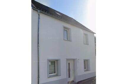 Zweifamilienhaus mit zusätzlichen Grundstück - Hellenhahn-Schellenberg