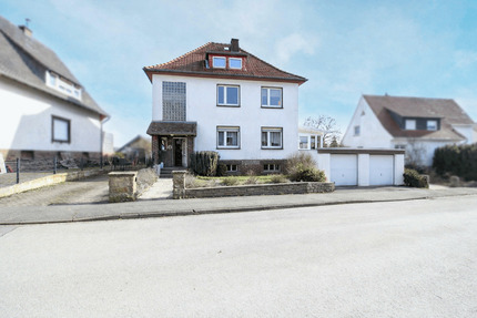 Zweifamilienhaus in Bad Driburg mit einem großem Garten, Doppelgarage & viel Potenzial