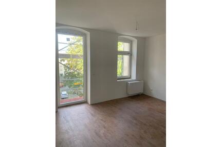 Zweitbezug nach San.! Große3-Zi. mit Einbauküche, Laminat, Lift, Balkon und Wanne! - Chemnitz Hilbersdorf