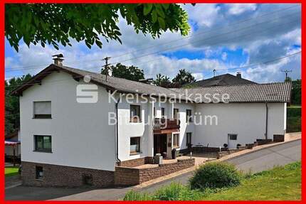 Freistehendes Einfamilienhaus mit Nebengebäuden in sehr schöner Lage - Utscheid