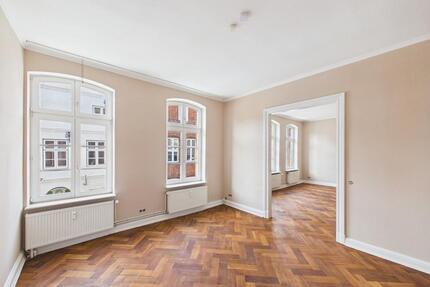 Ihr neuer Standort für Erfolg: Frisch renovierte und vielseitige Büroflächen im Herzen von Husum!