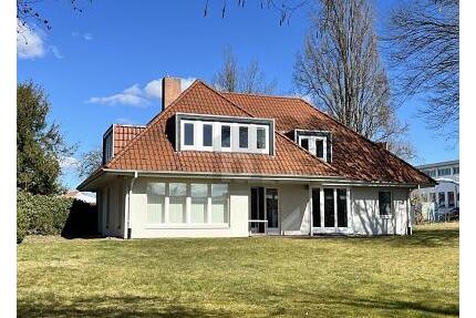 WOHNEN. GENIESSEN. ANKOMMEN. - 2.100,00&nbsp;EUR &nbsp;pro&nbsp; Monat Kaltmiete, ca.&nbsp; 160,00&nbsp;m&sup2;&nbsp;Wohnfl&auml;che in Northeim (PLZ: 37154)