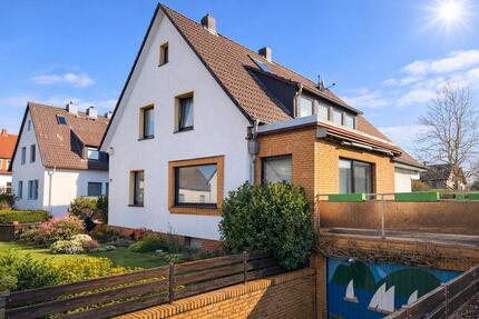 Freistehendes Zweifamilienhaus mit großem Garten, Ronnenberg