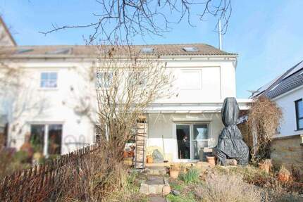 Stilvoll modernisiertes Reihenendhaus mit Terrasse, Kamin & Garage in Vechelde