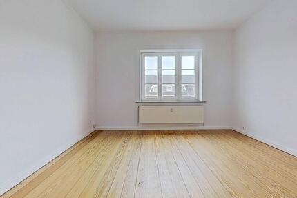 Schöne 2-Zimmer-Wohnung mit EBK, Charakter und viel Lichteinfall - Rendsburg