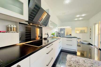 Saniertes Wohnhighlight in zentraler Lage mit Einbauküche, 2 Bädern, Doppelgarage u. großer Terrasse - Mönchengladbach Rheydt