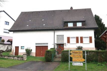 Ein- bis Zweifamilienhaus mit Garage, großer Scheune und gemütlichen Garten - Schömberg Schörzingen