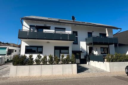 Exklusive 2 Zimmer- Wohnung mit großer Terrasse in Tiefenbronn