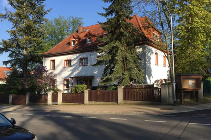 Sanierte moderne 2,5-Raum-Wohnung mit offener Küche und EBK, Mietergarten, Stellplatz - Meerane