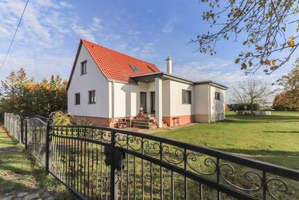 Traumhaftes Familienhaus mit Kamin, Designküche & großem Garten - Hobeck Göbel
