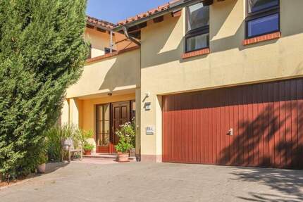 Mediteranes Wohnen in entspannter Atmosphäre mit Komfort und Stil - EFH mit 2x ELW in Niederwerrn -