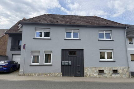 Einfamilienhaus mit zusätzlicher Einliegerwohnung sowie Fläche für Gewerbe oder Privatnutzung - Friedberg Ockstadt