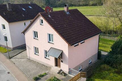 RESERVIERT - WOHNEN AUF DEM LANDE - Ein-Zweifamilienhaus mit Garage - Nennslingen Gersdorf
