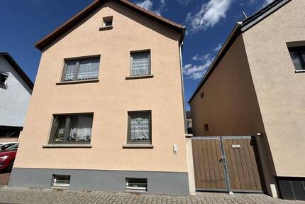 Gepflegtes Einfamilienhaus mit Garten, Wellnessbereich & Ausbaureserve (H 548-A) - Lampertheim