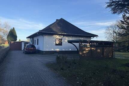 Dörverden-Hülsen: Charmanter Walmdachbungalow mit Keller, Garage und Carport auf großem Grundstück - Dörverden / Hülsen