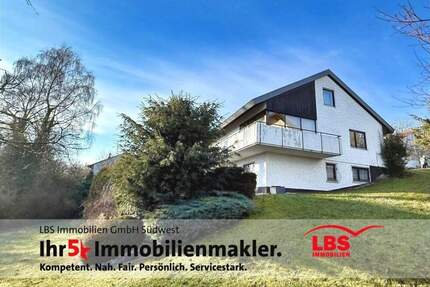 Wohnhaus mit ELW auf 1.500 m² großem Grundstück + 3 Garagen in Sackgasse und Randlage - Meßkirch
