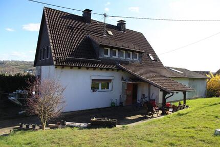 Einfamilienhaus mit Einliegerwohnung + Baugrundstück - Bergneustadt