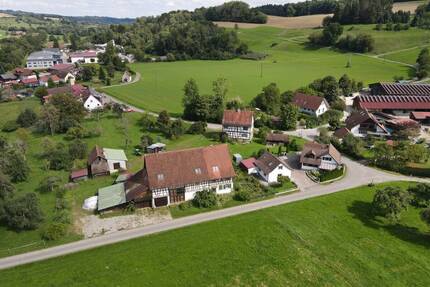 Hofstelle mit mehreren Nebengebäuden auf über 3.000 m² Grund im Deggenhauser Tal - Deggenhausertal Mennwangen