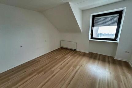 Helle und Moderne Dachgeschosswohnung 3ZKB in Merchweiler - Schiffweiler