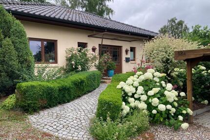 Charmant, durchdacht, ebenerdig: Winkelbungalow in Schwerin