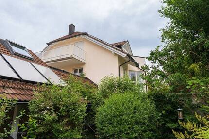 ***Heike Borchers Immobilien***Dachgeschoss(t)raum in ruhiger Wohngegend mit zwei Balkonen*** - Neubiberg