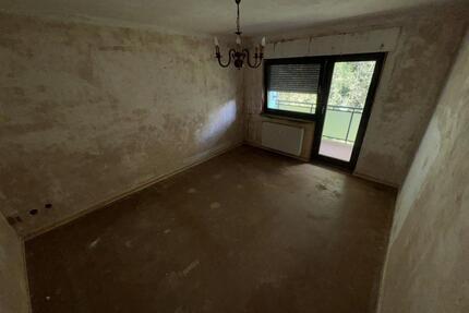 Gemütliche 2-Zimmer-Wohnung in ruhiger Lage von Baumholder – renovierungsbedürftig und gut angebunden – mietfreie Zeit bei Eigenrenovierung [HMR-O51E03]