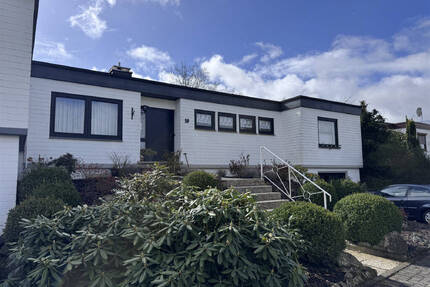 Wohnen auf einer Ebene - Charmantes Einfamilienhaus mit Traumgarten und Terrasse - Bad Emstal Sand