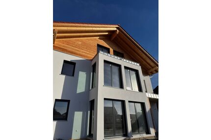 Helle Erdgeschosswohnung mit Gartenanteil im neuen Holzhaus in Eurasburg