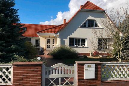 Einfamilienhaus mit Einliegerwohnung, Pool und riesen Wohnzimmer - Großräschen