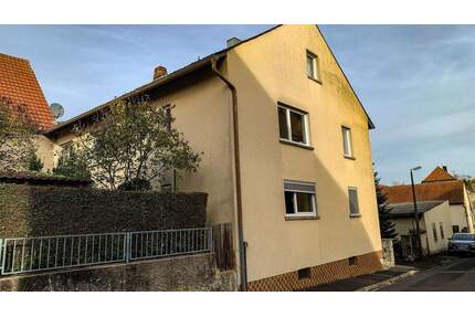 Großzügiges Zweifamilienhaus mit ausgebautem DG, 10 Zimmer, 2 Garagen - ideal für Mehrgenerationen - Burggrumbach