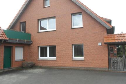 Ländlich gelegene Wohnung in abgeschlossenem Hausteil mit separatem Eingang, 2 Etagen, 2 Bäder, Garage, Carport, Garten und Gartenpavillon - Halle
