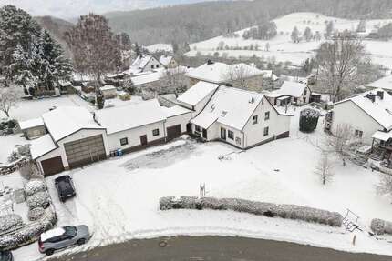 Platz ohne Grenzen: Zweifamilienhaus mit Halle für Familie & Anleger - Weinbach