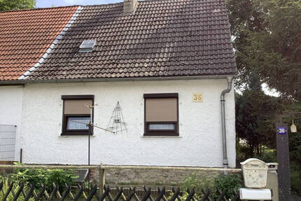 Kleine DHH, sanierungsbedürftig mit großem Grundstück - Gröningen / Heynburg