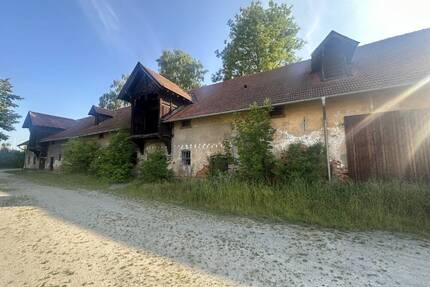 Baugrundstück für Wohnheim, großer Denkmalstadl und Garagengebäude in RotthalmünsterZentrum