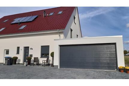 Moderne Doppelhaushälfte mit Doppelgarage und Einbauküche - Lengede