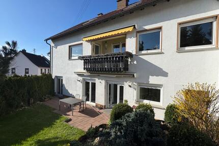 Großzügiges ZFH mit Garten · 2 Garagen · 2 Außenstellplätzen - Waldems