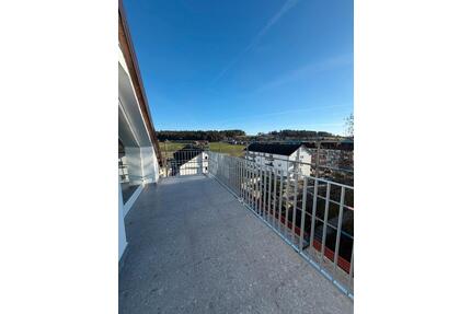 Moderne 2 Zi. Wohnung inkl. Küche und großer Terrasse + TG Plätze - Sankt Georgen im Schwarzwald